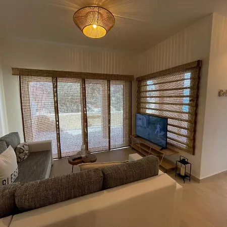 The View No1 'the Michael' * Kyra Panagia